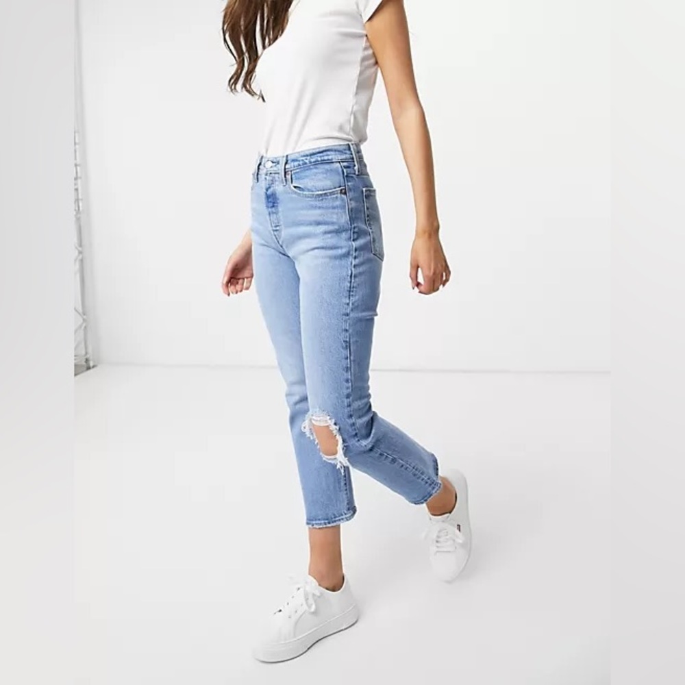 Levi’s Wedgie Straight Leg Jeans with busted knee light wash size 28